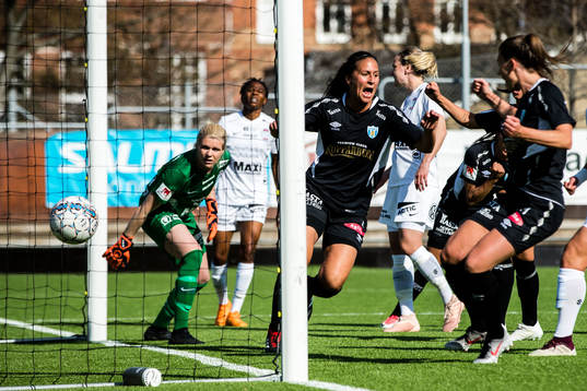 Göteborgs Taylor Leach jublar
