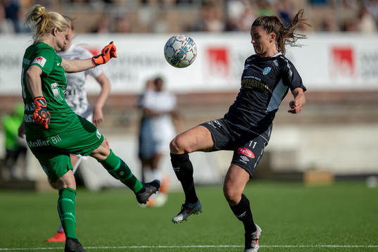 Eskilstunas målvakt Emelie Lundberg mot Göteborgs Pauline