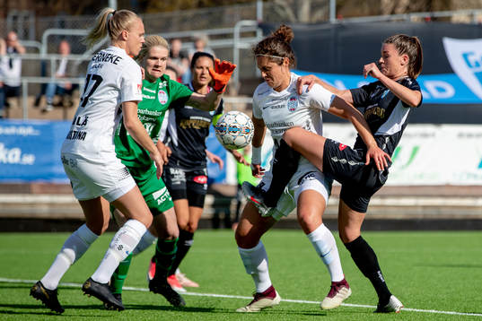 Göteborgs Pauline Hammarlund mot Eskilstunas målvakt