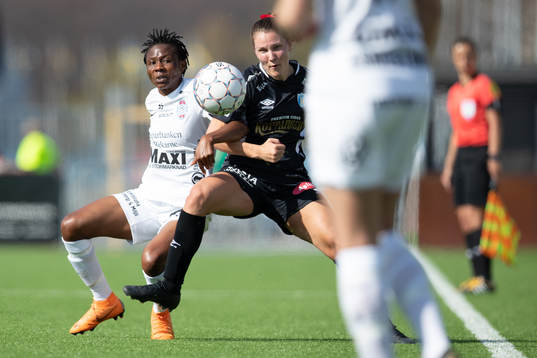 Eskilstunas Halimatu Ayinde mot Göteborgs Natalia Kuikka