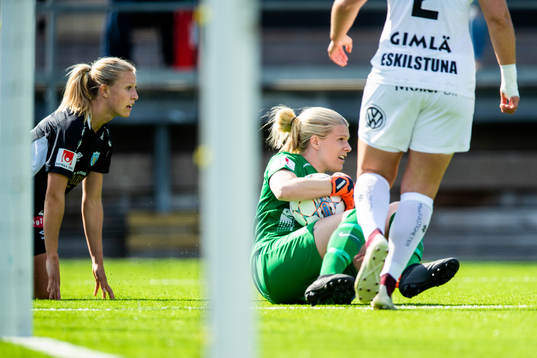Eskilstunas målvakt Emelie Lundberg och Göteborgs Rebecka