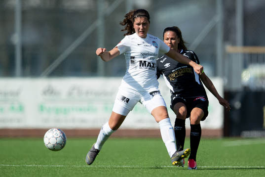 Eskilstunas Loretta Kullashi mot Göteborgs  Beata Kollmats