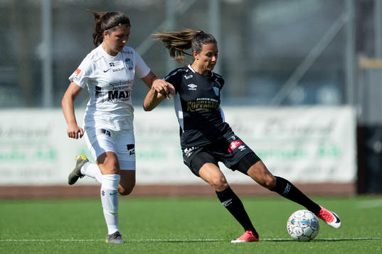 Eskilstunas Loretta Kullashi mot Göteborgs  Beata Kollmats