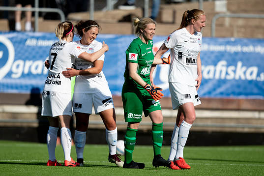 Eskilstunas målvakt Emelie Lundberg, Petra Johansson,