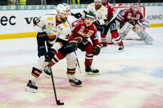 Djurgårdens Dick Axelsson  och Frölundas Jacob Peterson
