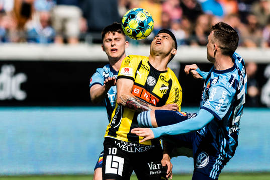 Häckens Paulinho och Djurgårdens Adam Bergmark Wiberg