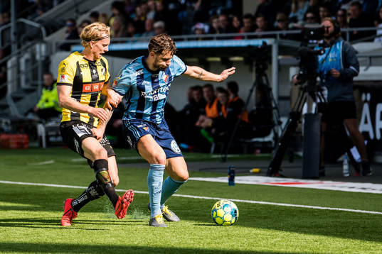 Häckens Gustav Berggren och Djurgårdens Astrit Ajdarevic