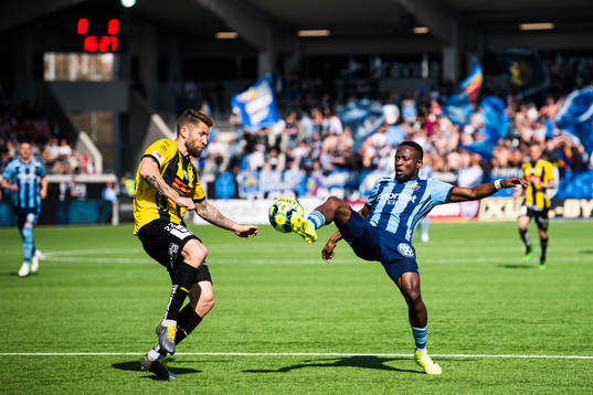 Häckens Joona Toivo försvarar mot Djurgårdens Mohamed