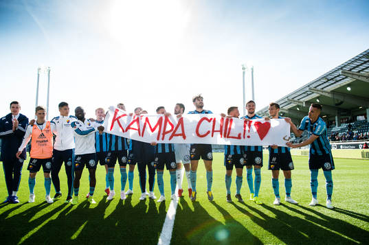 Djurgårdens spelare firar framför supportrar med en