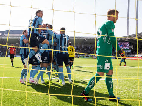 Djurgårdens Erik Berg jublar med lagkamrater