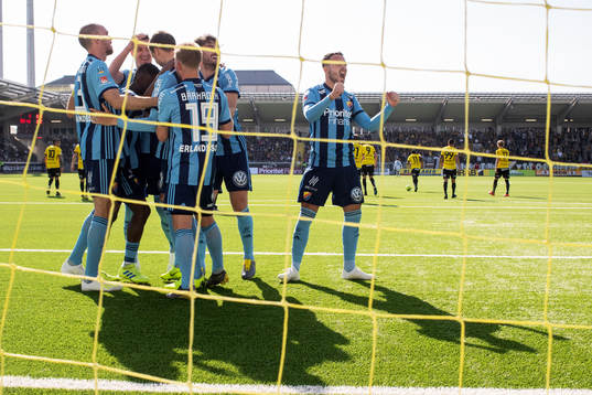 Djurgårdens Erik Berg jublar med lagkamrater