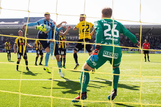 Djurgårdens Erik Berg gör 0-1 bakom Häckens målvakt