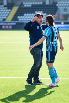 Djurgårdens sportchef Bosse Andersson jublar med Kevin