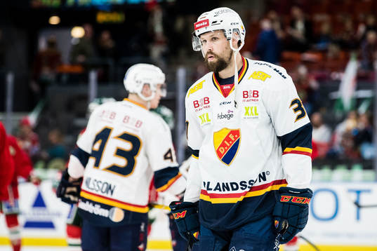 Djurgårdens Dick Axelsson  värmer upp