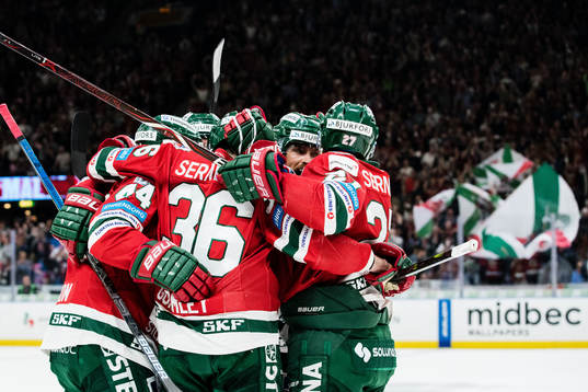 Frölundas Jacob Peterson jublar med lagkamrater