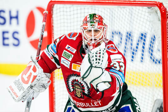 Frölundas målvakt Johan Mattsson räddar