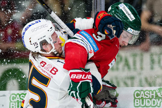 Djurgårdens Jakob Lilja tacklar Frölundas Jacob Moverare