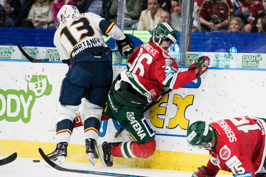 Djurgårdens Petteri Wirtanen tacklar Frölundas Brandon