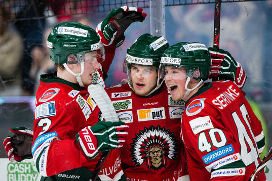 Frölundas Samuel Fagemo omfamnas av Jacob Moverare och