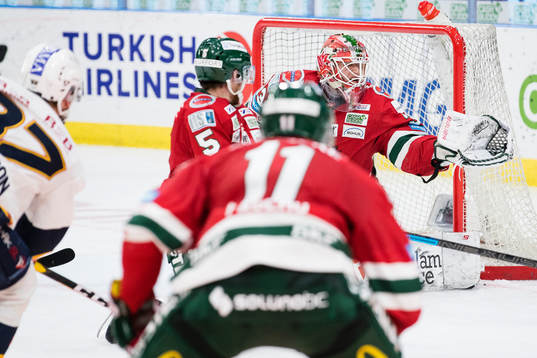 Frölundas målvakt Johan Mattsson räddar ett skott från