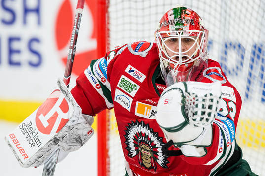 Frölundas målvakt Johan Mattsson med en räddning