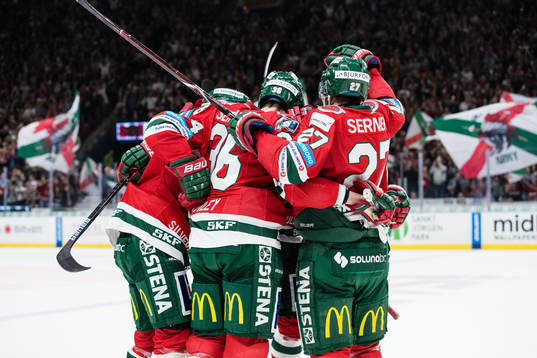 Frölundas Jacob Peterson jublar med lagkamrater