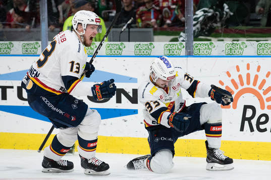 Djurgårdens Linus Hultström jublar ihop med Petteri