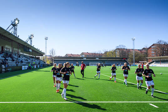 FC Rosengårds spelare värmer upp