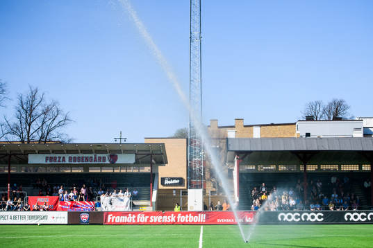 En vattenspridare fördröjer matchstarten
