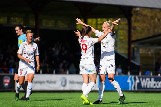 Rosengårds Iva Landeka jublar med Caroline Seger