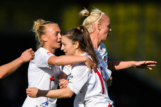 Rosengårds Iva Landeka jublar med Hanna Bennison och
