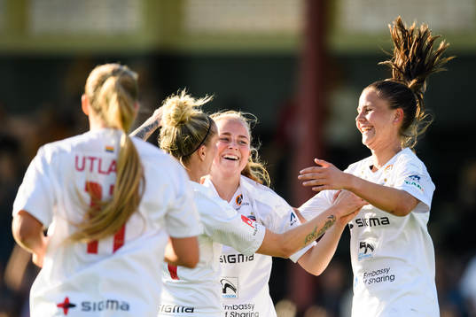 Rosengårds Ebba Wieder jublar med Anja Mittag och Josefin