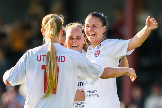 Rosengårds Ebba Wieder jublar med Josefin Harrysson