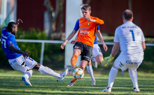 Torns Niclas Lundberg gör 1-1 målet bakom Åtvidabergs