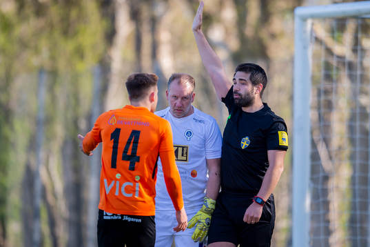 Domaren Ozan Camlibel i diskussion med Torns Andreas
