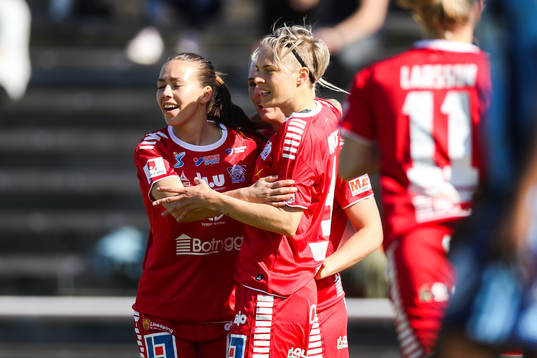 Linköpings Lina Hurtig jublar med lagkamrater