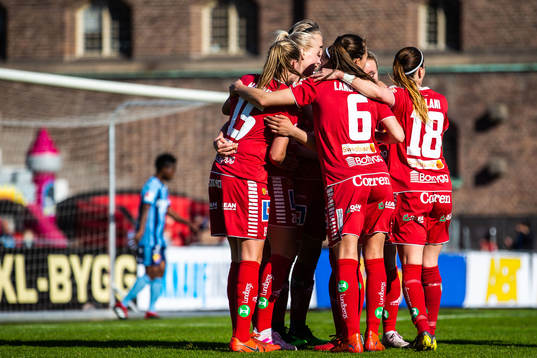 Linköpings Stina Blackstenius jublar med lagkamrater