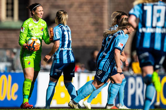 Djurgårdens Hanna Folkesson jublar med målvakt Gudbjörg