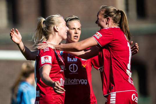 Linköpings Stina Blackstenius jublar med lagkamrater