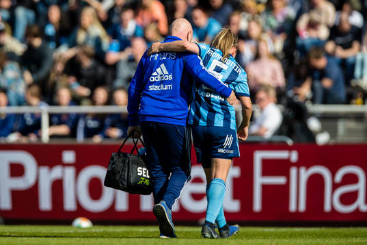 Djurgårdens Gudrun Arnardottir får hjälp av planen