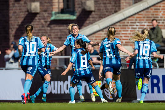 Djurgårdens Olivia Schough (m) jublar med lagkamrater