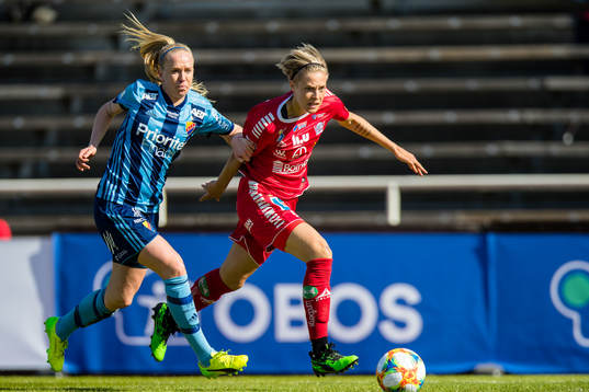 Linköpings Lina Hurtig i kamp om bollen med Djurgårdens