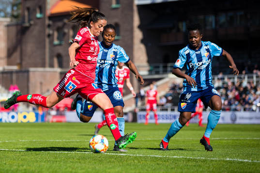 Linköpings Anna Oscarsson testar skott framför