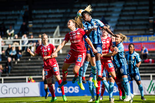 Djurgårdens Portia Boakye når högst i en nickduell med