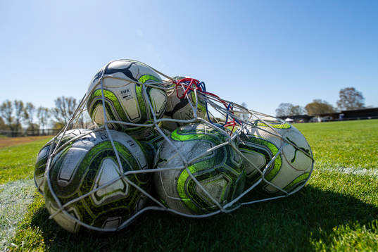 Fotbollar i en bollpåse