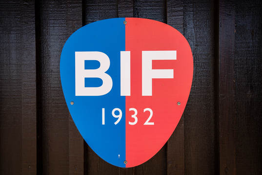Bjärreds IFs klubbmärke på en vägg