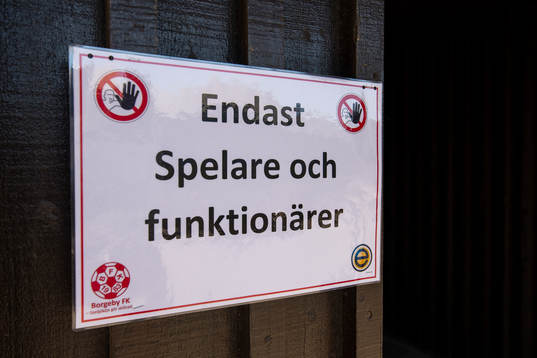 Skylt på en vägg
