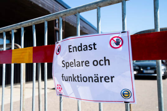 Skylt på staket