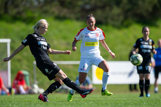 Umeås Rachel Bloznalis och Borgebys Julia Welin