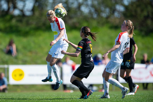 Borgebys Louise Hayden nickar en boll